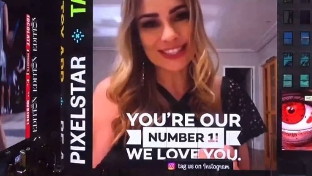 Fãs pagam para Rachel Sheherazade, ex-Fazenda, aparecer na Times Square; veja