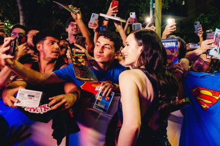 Rachel Brosnahan posa para fotos com fãs