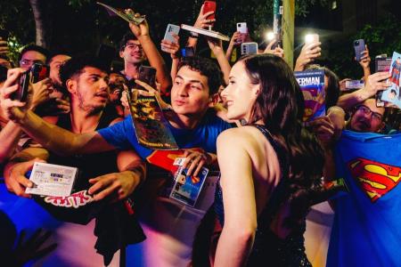 Rachel Brosnahan posa para fotos com fãs