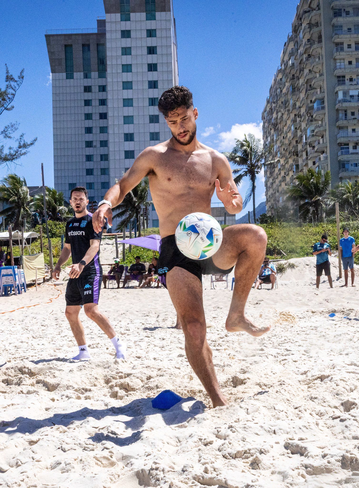 Racing realiza atividade em praia do Rio após derrota para o Flamengo; veja imagens