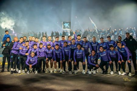 Torcida do Racing faz festa e incentiva antes da concentração para a semifinal da Libertadores