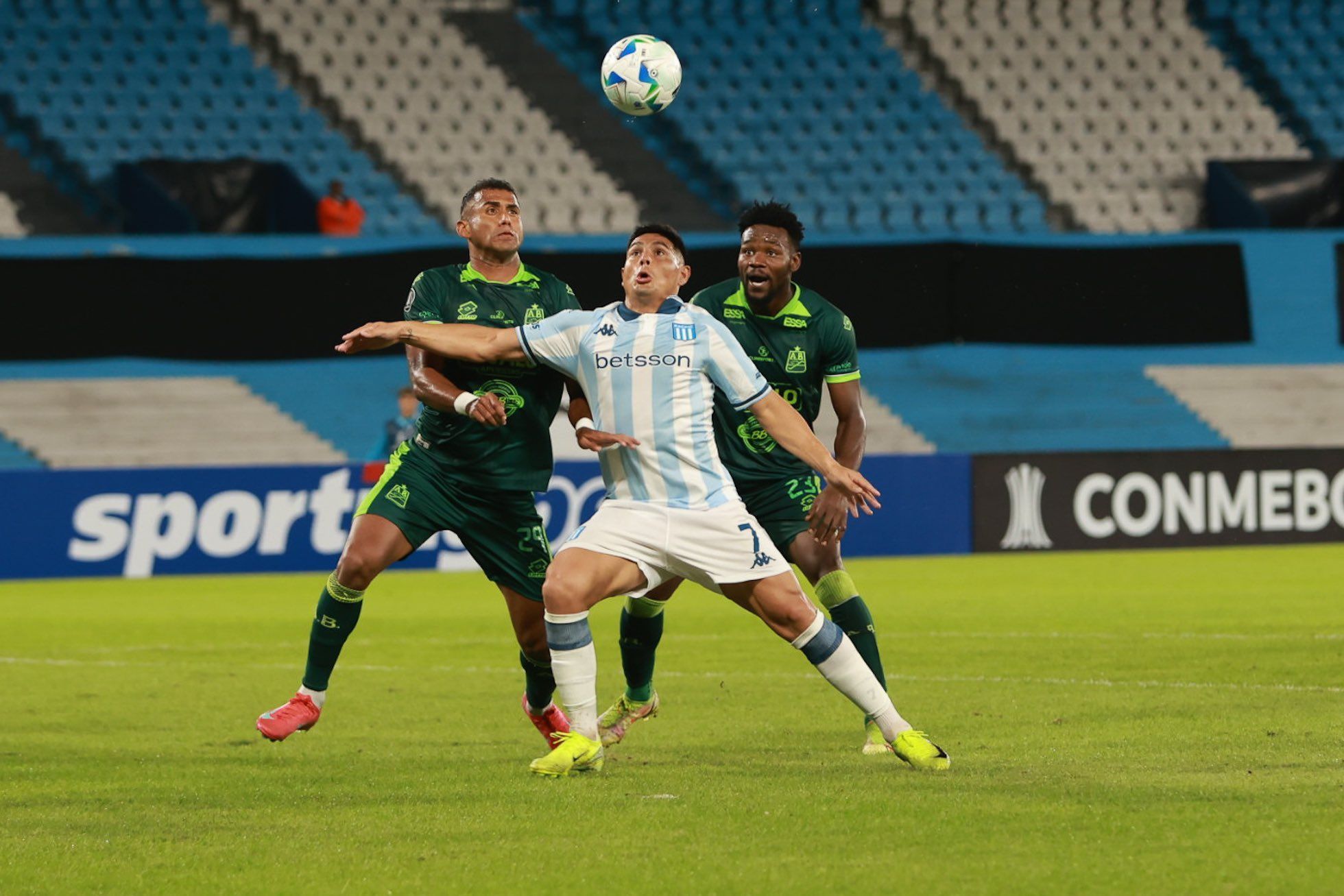 Racing é surpreendido e perde para o Bucaramanga no grupo do Fortaleza na Libertadores