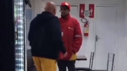 No vídeo, o homem, que se identifica como empresário, chama a vítima de "neguinho", "otário", e "nordestino dos inferno"