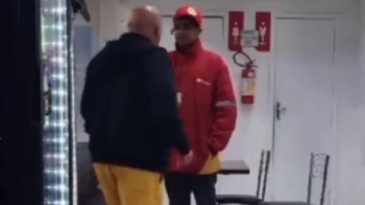 No vídeo, o homem, que se identifica como empresário, chama a vítima de "neguinho", "otário", e "nordestino dos inferno"
