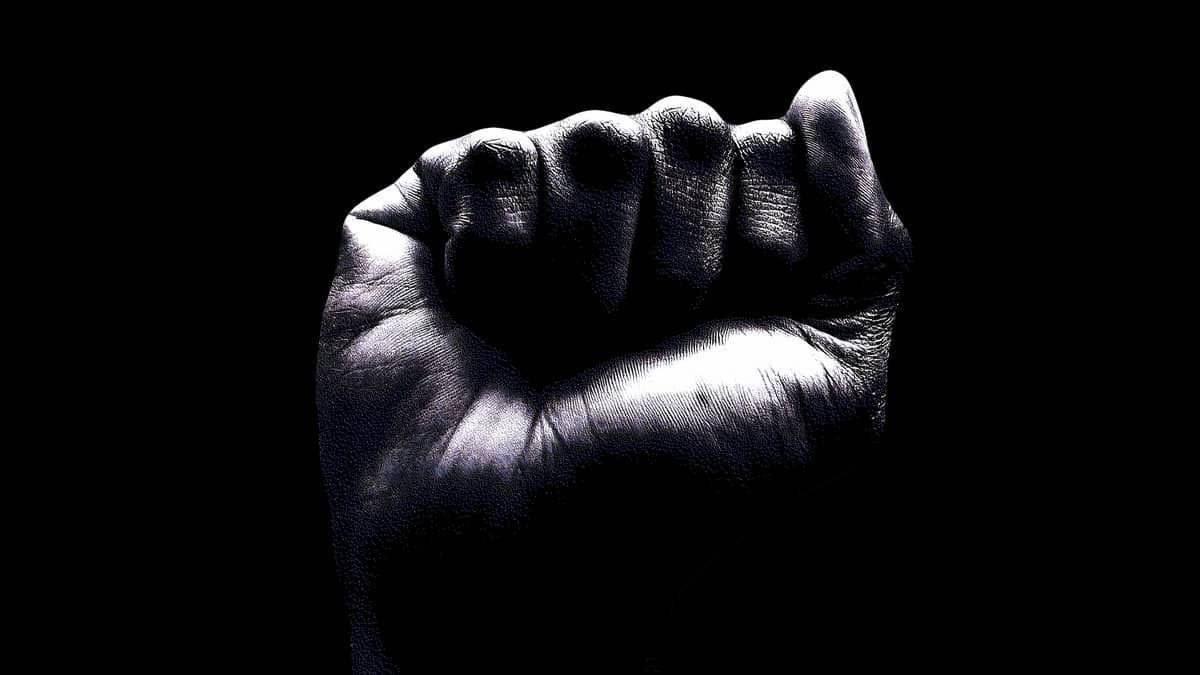 Jovem alega discriminação racial ao tentar alugar veículo 