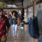Negros são minoria no serviço público federal e têm menores salários