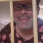 Homem que xingou vizinha negra de 'macaca' e 'vagabunda' deixa a cadeia em MG