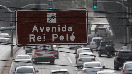 Radial Oeste, que passa pelo Maracanã, recebeu nesta quarta-feira (3) o nome de Avenida Rei Pelé