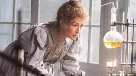 Radioactive, que conta a história de Marie Curie, está disponível na Netflix