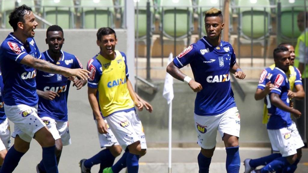 Ex-Cruzeiro revela ameaças de morte por imitar galinha em clássico contra Atlético