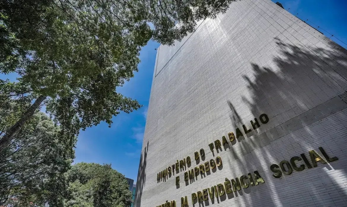 Empresas têm até esta quinta (29) para entregar relatório salarial
