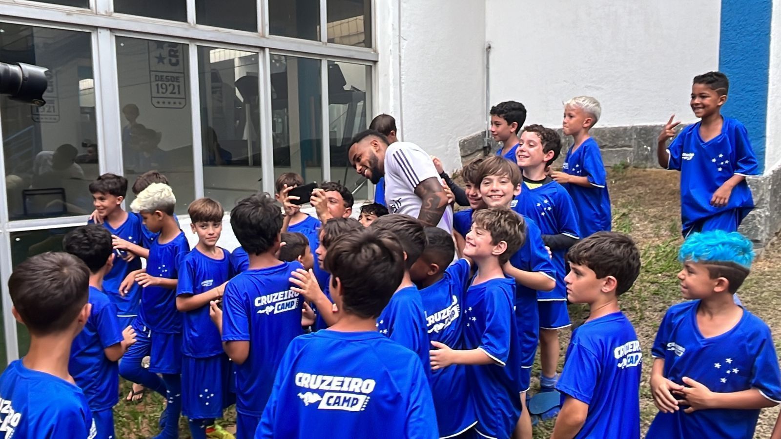 Rafa Silva é surpreendido por crianças antes de sua apresentação no Cruzeiro