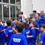 Rafa Silva é surpreendido por crianças antes de sua apresentação no Cruzeiro
