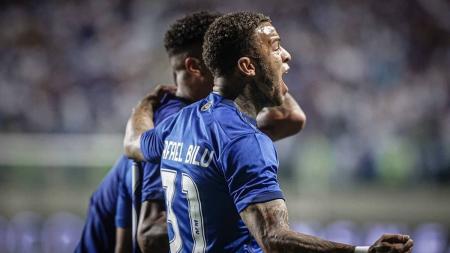 Rafael Bilu comemora gol marcado por William, no Independência