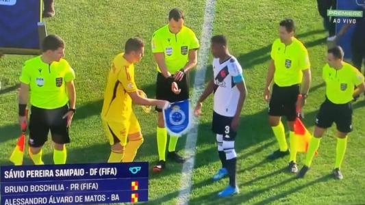 Rafael Cabral entregou flâmula a e Leo, que não tinha uma bandeira para retribuir a gentileza ao cruzeirense
