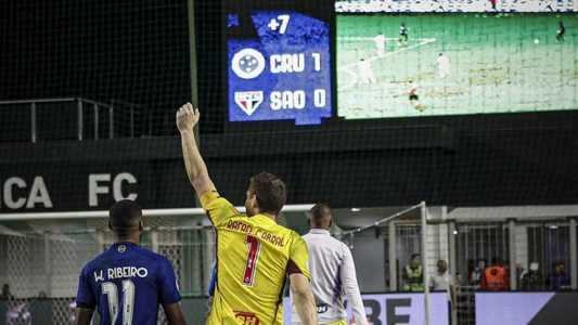 Rafael Cabral fez defesas importantes e "fechou o gol" contra o São Paulo