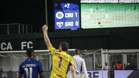 Rafael Cabral fez defesas importantes e "fechou o gol" contra o São Paulo