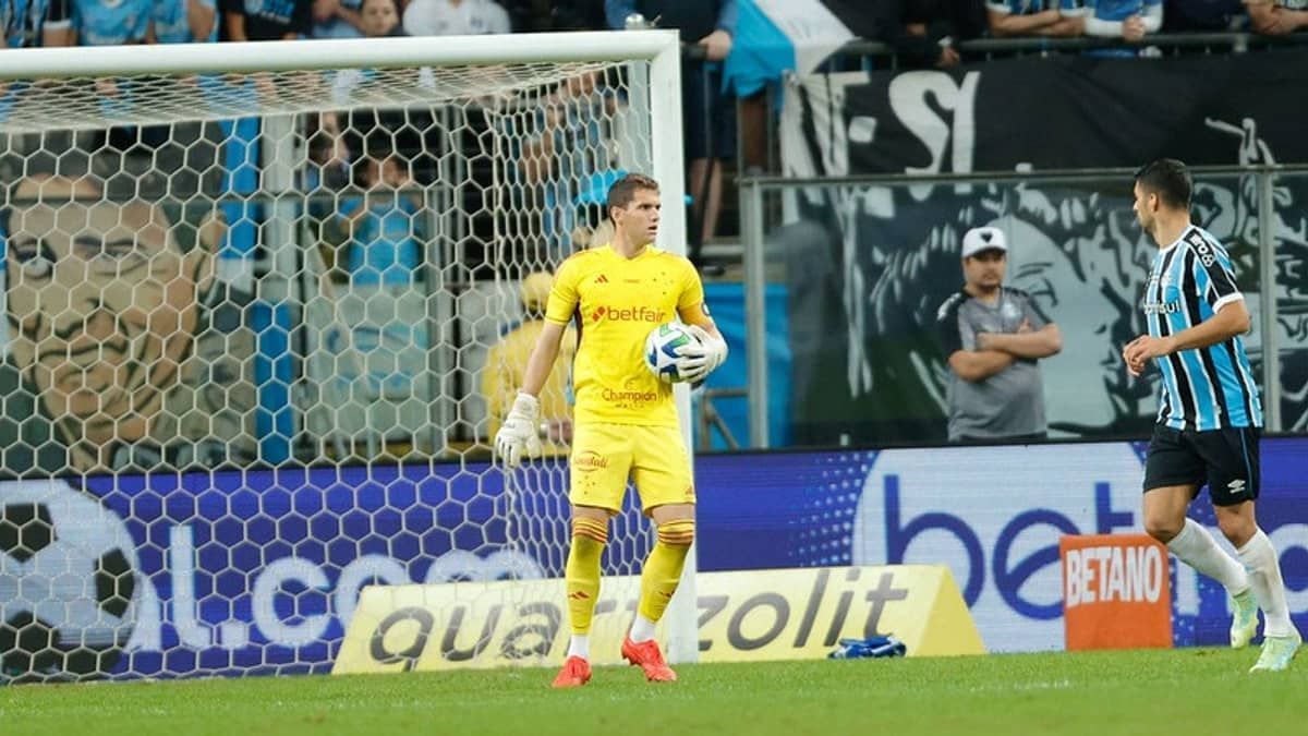 Rafael Cabral elogia Cruzeiro contra o Grêmio, mas vê 'gosto amargo' em empate