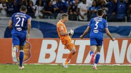 Rafael Cabral foi decisivo na vitória do Cruzeiro contra o Bahia, no Mineirão, em 2022