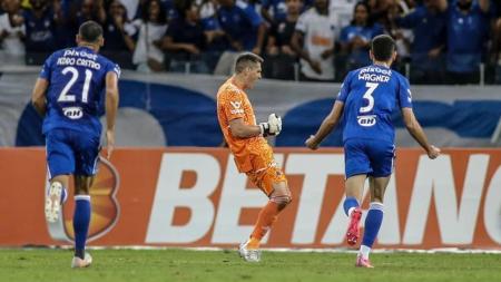 Rafael Cabral foi decisivo na vitória do Cruzeiro contra o Bahia, no Mineirão, em 2022