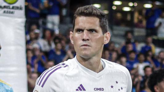 Rafael Cabral, goleiro do Cruzeiro, com a nova camisa