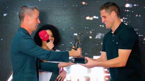 Rafael Cabral recebeu o Troféu Guará BMG das mãos de Diogo Gonçalves, presidente da Itatiaia