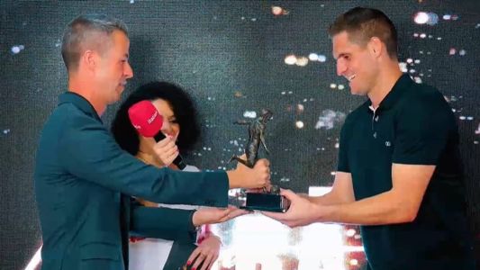 Rafael Cabral recebeu o Troféu Guará BMG das mãos de Diogo Gonçalves, presidente da Itatiaia