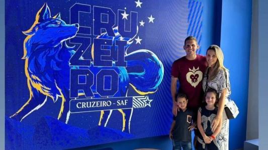 Rafael Cabral, Vanessa e os filhos posam para foto na Toca da Raposa