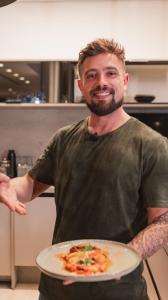 Rafael Cardoso revelou recentemente que não pode ver os filhos