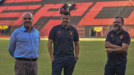 Rafael Fernandes (centro) ao lado do presidente Yuri Romão (esquerda) e do técnico Enderson Moreira (direita)