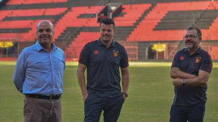 Rafael Fernandes (centro) ao lado do presidente Yuri Romão (esquerda) e do técnico Enderson Moreira (direita)