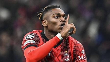 Rafael Leão durante partida pelo Milan, contra o PSG, pela Champions