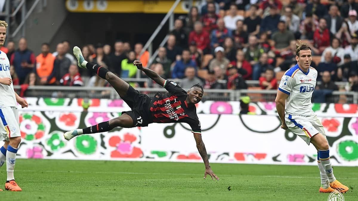 Rafael Leão brilha, e Milan bate o Lecce no Italiano