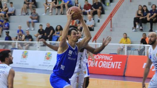 Rafael Mineiro, pivô do Minas, foi um dos principais pontuadores do Minas na vitória sobre o São José