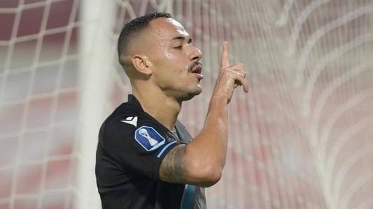 Rafael Papagaio em ação pelo Baniyas, dos Emirados Árabes Unidos