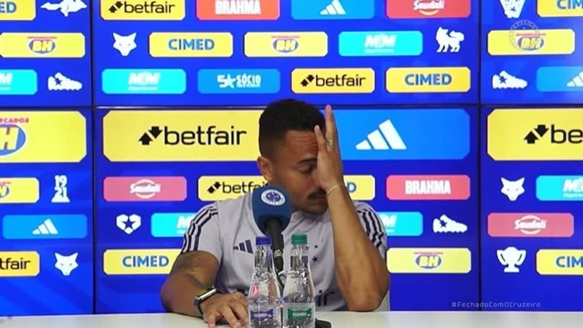 Papagaio chora no Cruzeiro e revela que pensou em parar de jogar futebol 