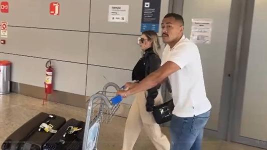 Rafael Papagaio, reforço do Cruzeiro, chegou a Belo Horizonte acompanhado da esposa