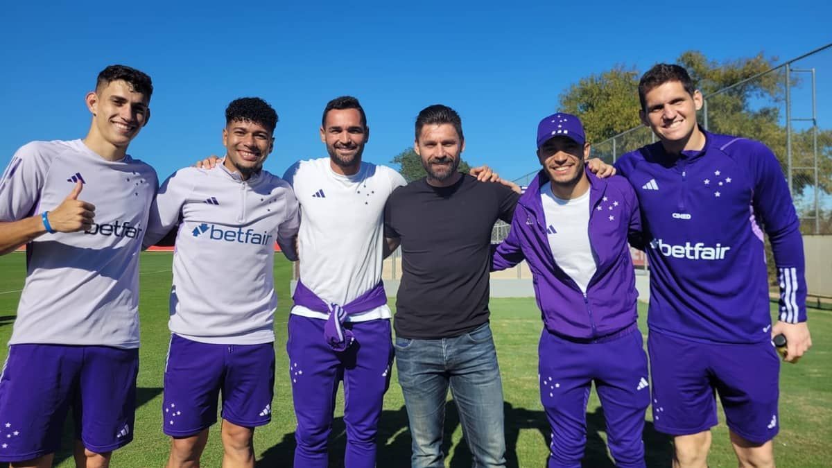 Ex-Cruzeiro, Sobis reencontra 'velhos amigos' após jogo em Porto Alegre