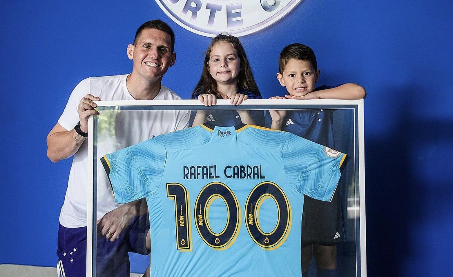 Rafael Cabral é homenageado pelo Cruzeiro por 100 jogos no clube