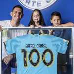 Rafael Cabral é homenageado pelo Cruzeiro por 100 jogos no clube