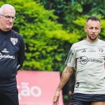 Rafinha comenta chance de Ancelotti na Seleção: 'Tem que ser um brasileiro'