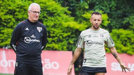 Rafinha diz que prefere treinador brasileiro na Seleção