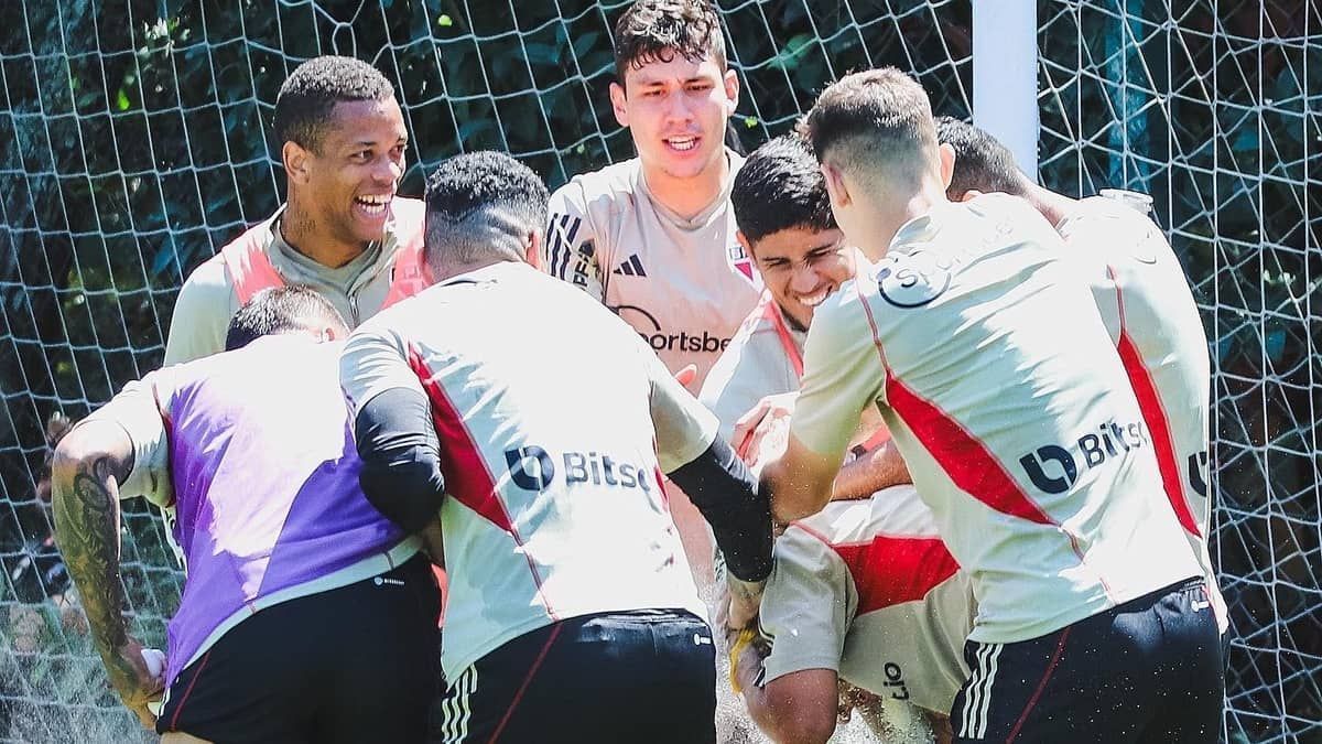 Rafinha recebe trote em treino do São Paulo; veja fotos