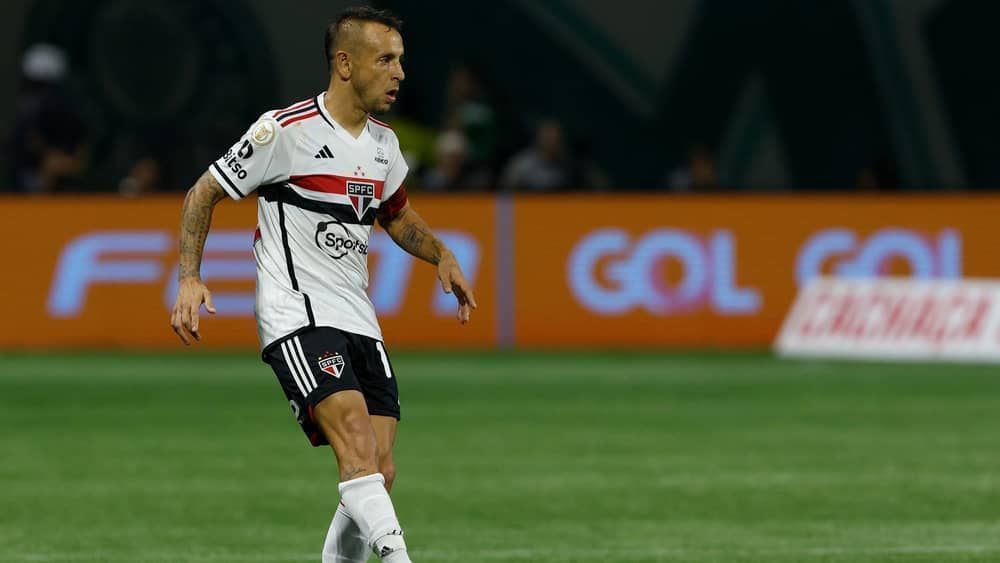 Rafinha será julgado por chamar juiz de palmeirense e pode desfalcar São Paulo