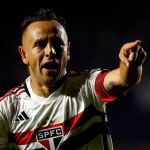 Rafinha viaja para amistoso de lendas do Bayern e desfalca São Paulo