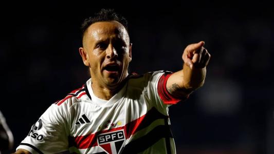 Rafinha viaja para amistoso de lendas do Bayern e desfalca São Paulo