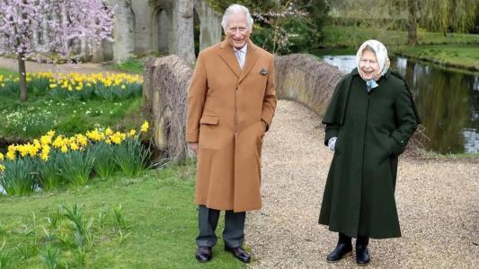 Rainha Elizabeth e Príncipe Charles posam em jardim do Windsor em passeio em 2021