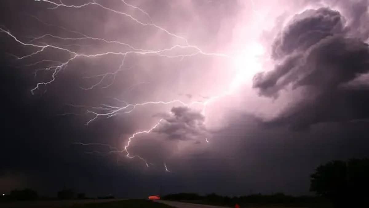 BH registra mais de 680 raios no fim de semana; meteorologista explica fenômeno
