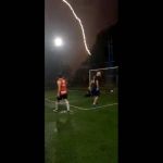 Vídeo: raio atinge quadra durante pelada em Uberaba, no Triângulo Mineiro