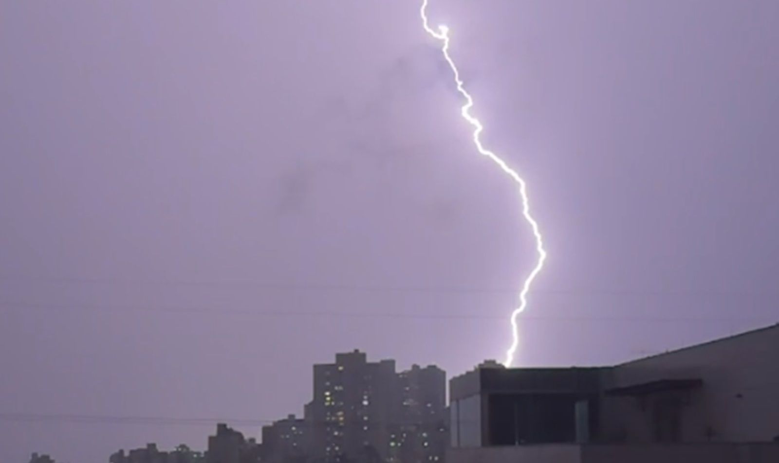 Vídeo: BH tem 'tempestade de raios' em noite de chuva forte; veja imagens